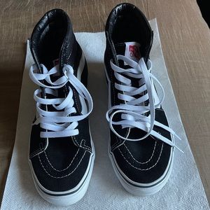 VANS Sk8-Hi’s black & white sneakers